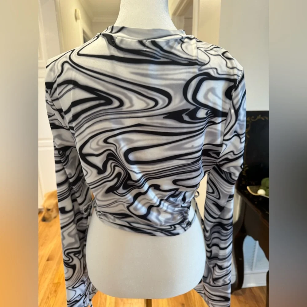 SHEIN Black/Gray Abstract Crop Top - Picture 6 of 8